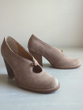 Anthropologie Latigo Flame Suede Pumps Tan size 7